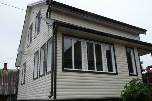 Фасад дома, полностью отделанный виниловым блок хаусом